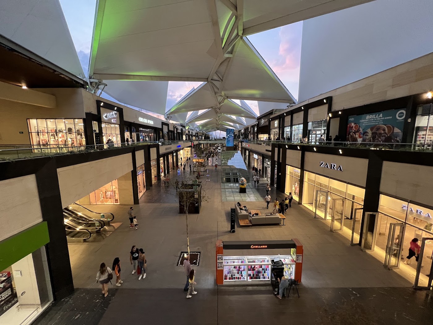 Pasillo comercial de Esfera City Center con Zara y la cubierta tensada