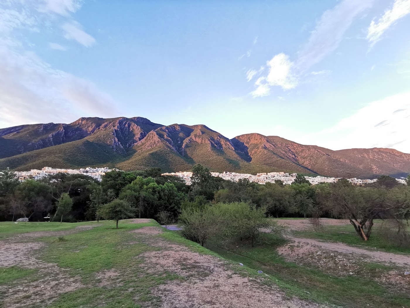 Parque Río La Silla con la sierra al fondo